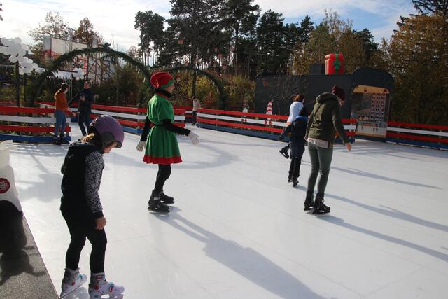 Auf der neuen Eisbahn.