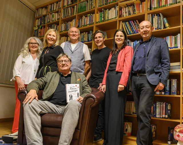Ingeborg Steiger, Andrea Freyler-Groß und Alfred Liebmann vom Team der Bücherei, Stadträtin für Kultur Mag. Eva Maria Kneisz, Buchhändler Felix Emmer, Leiter der Bücherei Rudolf Ferscha mit Joesi Prokopetz.