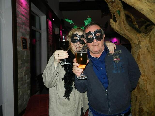 Andrea Stein, Michael Pfeger, haben Grusel- Cocktails 
Verkostet, um Nachher ihr Bier zu trinken