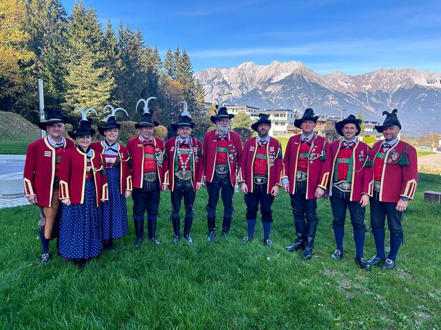 Der neu gewählte Ausschuss: von links nach rechts:
Oberjäger Michael Pichler, Theresa Pichler (Internetbeauftragte/Schriftführerin der Gilde), 
Chronistin Lisa Pichler, Oberleutnant Engelbert Fritz, Fähnrich Klaus Pichler, Toni Danninger (Vizeleutnant/Kassier Gilde), Magazineur Marcel Kobernick, Hauptmann Anton Fritz, Obmann Lukas Motz, Schriftführer Roland Fleißner | Foto: SK Mutters-Kreith