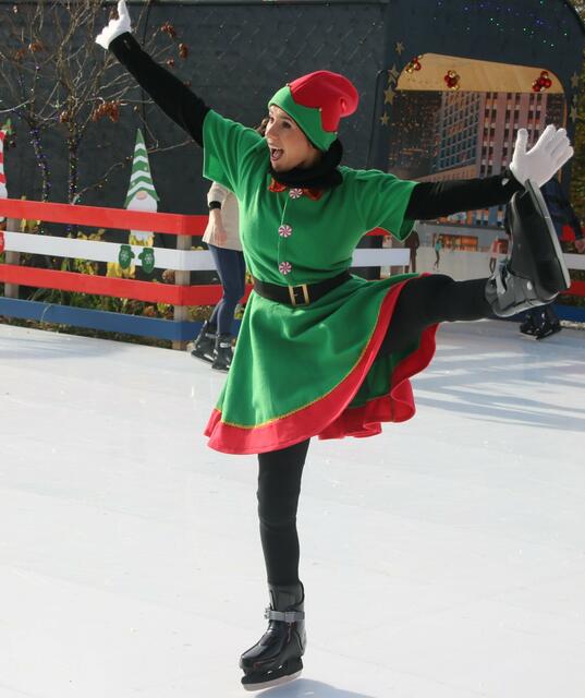 Auf der neuen Eisbahn.
