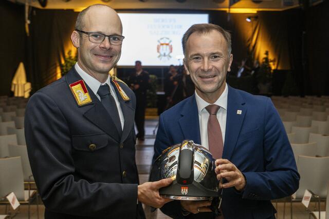 Bei der feierlichen Kommando-Übergabe in der Hauptfeuerwache Maxglan
v.l.: Neuer Branddirektor Werner Kloiber mit Bürgermeister Bernhard Auinger | Foto: Stadt Salzburg/Herbert Rohrer/Wildbild