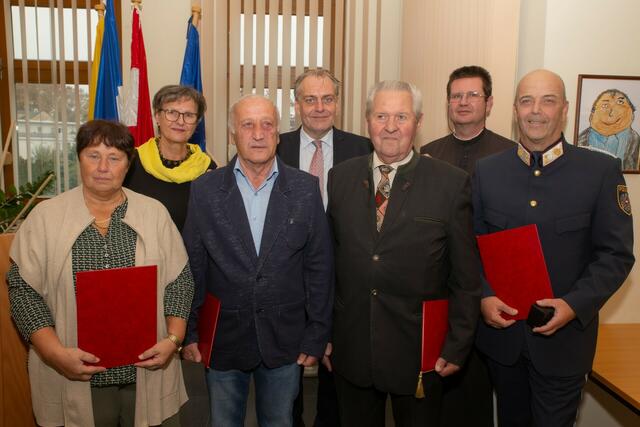 Andrea Müller, Vbgm. Sabina Stock, Josef ‘Sepp’ Müller, Bgm. Andreas Kollross, Josef ‘Joschi’ Gregorits, Pater Pio, Postenkommandant Helmut Waldegger. | Foto: Emmanuelle Wood
