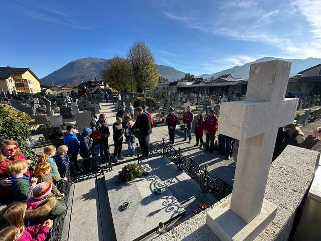 Mit Hingabe verschönerten die Pfadfinder die Ruhestätten und ehrten die Verstorbenen. | Foto: Pfadfinder Bad Ischl