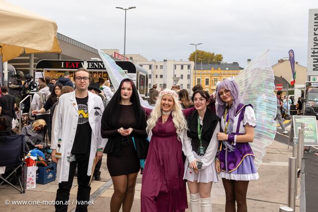 Waldfee (Mitte) aus Krems, wird von SCP Lead Scientist, Studio Ghibli-Noface (rechts) sowie  Keqing (violette links außen) umschwärmt. | Foto: www.cine-motion.at / Ivanek