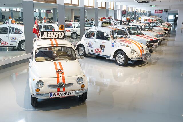 Zahlreiche historische Pannenfahrzeuge sind in der 125 Jahre ARBÖ-Sonderausstellung im Oldtimer Museum der Familie Fehr in Wiener Neustadt zu sehen. | Foto: Bildagentur ZOLLES