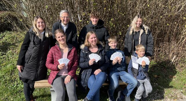 Freuen sich schon auf die Missionstombola am 10. November: Elena Rutar, Hanzej Rosenzopf, Stefan Stern, Delia Stern (hinten von links), Jasmina Hajnžič, Kristina Behrens, Pietro Marko und Pauli Ouschan (vorne von links) | Foto: Simon Kummer