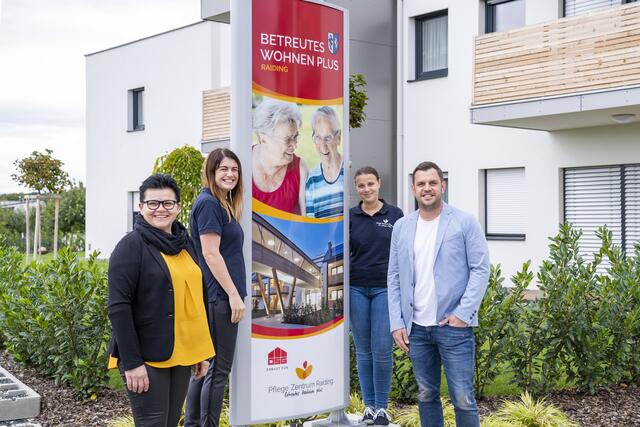 Franz Drescher mit einem Teil seines Teams: Im Pflegezentrum werden alle Bedürfnisse der älteren Generation abgedeckt. | Foto: Birgit Machtinger