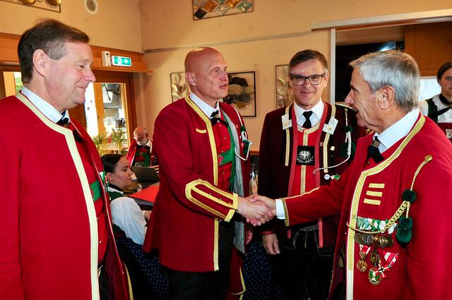 Werner Graus (re.) übergab die Hauptmannfunktion an Anton Fritz - Bgm. Hansjörg Peer (li.) und Bat.-Kdt. Hans Knoflach gratulierten. | Foto: Fotos: Hassl
