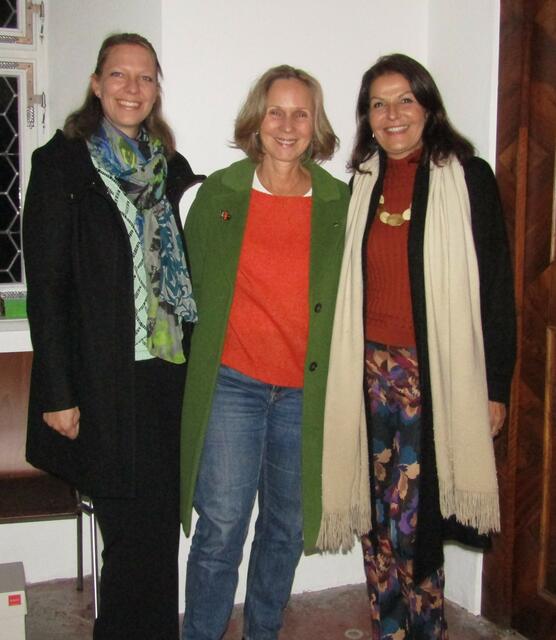 für den Verein Freundeskreis Stift Stams v.l.n.r. Kathrin Knapp (Geschäftsführerin), Isolde Woolley (Obfrau), Valerie Araal  | Foto: Tatschl