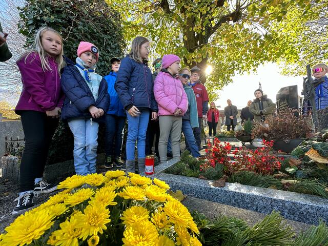 Die Pfadfinder aus Bad Ischl verliehen den Gräbern zu Allerheiligen neuen Glanz. | Foto: Pfadfinder Bad Ischl
