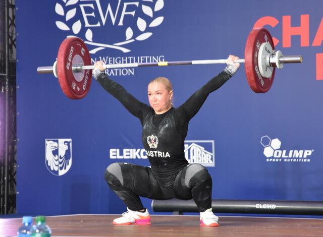 Lena Raidel beim Versuch auf 81 kg im Reißen leider konnte sie de Last nicht in der Hocke fixieren und warf sie nach hinten ab.

Foto: Conny Högg