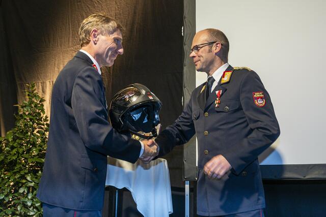 Reinhold Ortler gratuliert Werner Kloiber zur neuen Funktion | Foto: Stadt Salzburg/Herbert Rohrer/Wildbild