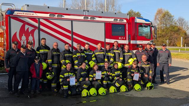 Die stolzen Florianis der Freiwilligen Feuerwehr Stainz nach abgeschlossener Prüfung. | Foto: FF Stainz