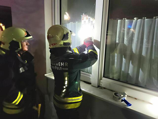 Die Feuerwehr Pinkafeld verschaffte sich Zugang zur Wohnung.  | Foto: FF Pinkafeld