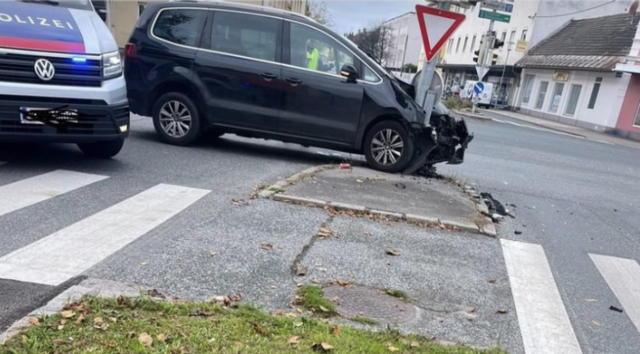 Der Pkw krachte auf der Rosentaler Straße gegen eine Appel. | Foto: klagenfurt_elite/Screenshot