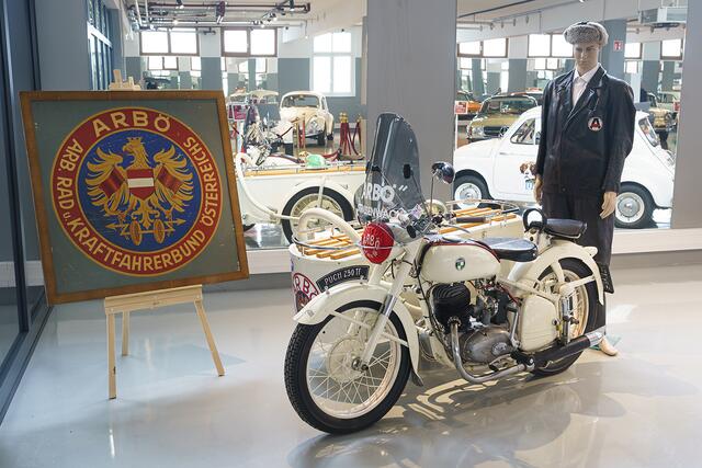 Ein Puch 250 TF-Beiwagenmotorrad, das von der ARBÖ-Straßenwacht in den 1950er Jahren bei Panneneinsätzen genutzt wurde. | Foto: Bildagentur ZOLLES
