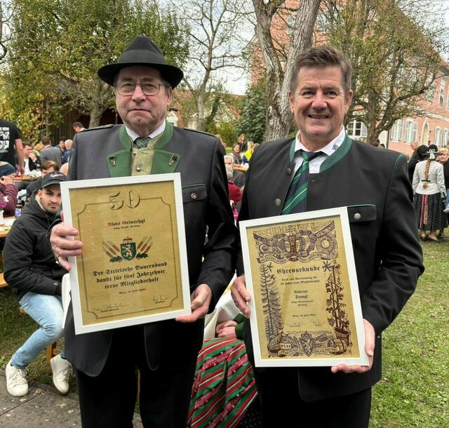 Alois Grinschgl (l.) und Gemeindekassier Andreas Stangl mit den Ehrenurkunden. | Foto: Bauernbund Preding
