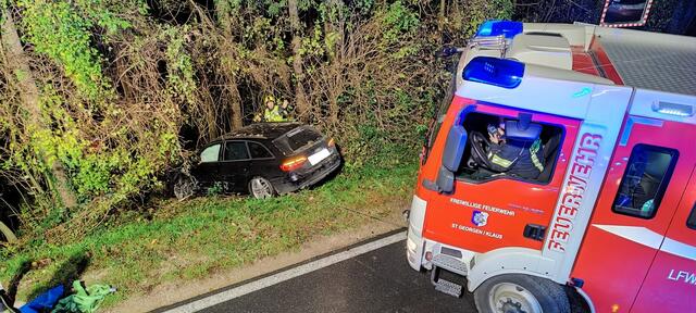 Mithilfe der Seilwinde wurde das Fahrzeug aus dem Straßengraben geborgen. | Foto: FF St. Georgen/Klaus