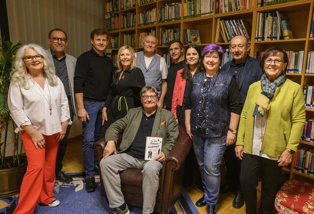 Ingeborg Steiger, Andrea Freyler-Groß und Alfred Liebmann vom Team der Bücherei, Stadträtin für Kultur Mag. Eva Maria Kneisz, Buchhändler Felix Emmer, Leiter der Bücherei Rudolf Ferscha mit Joesi Prokopetz und Bürgermeister Hannes Heisz, Vizebgm. Nikolaus Dominkovits, Vizebgm. Tina Köppel und Stadträtin Gerlinde Heger.