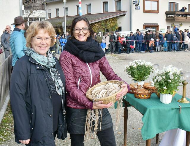 Organisatorin Hosner Gaby mit Vorgängerin Maria Dürnberger