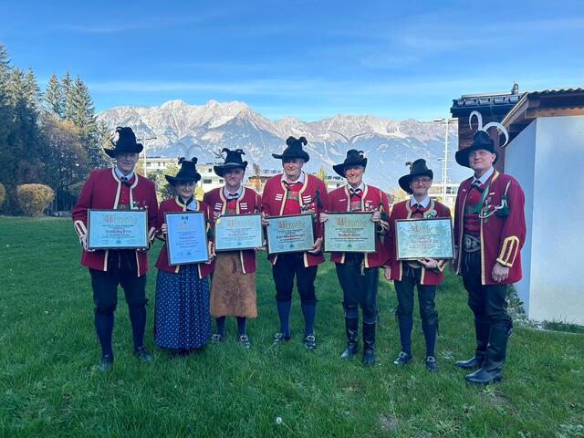 Die geehrten Mitglieder v.l.n.r.: Hansjörg Peer, Theresa Pichler, Michael Pichler für den verstorbenen Erich Pichler, Karl Wechselberger, Herbert Siller, Alexander Pichl jun. und der neue Hauptmann Anton Fritz | Foto: Foto: SK Mutters-Kreith