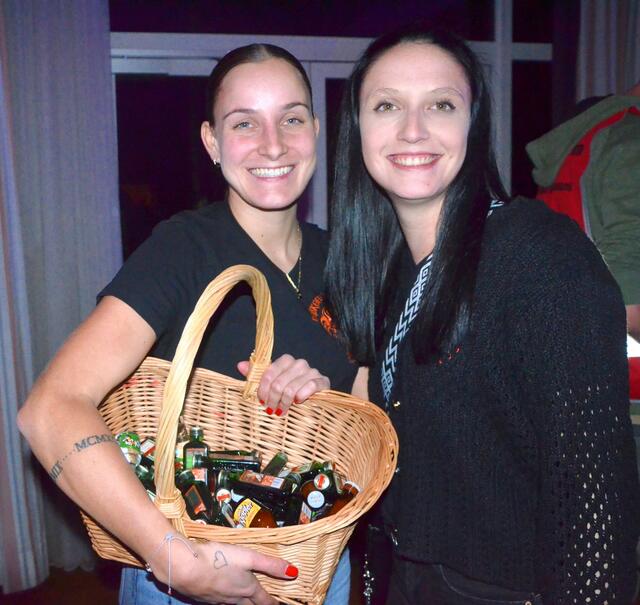 Die Marketenderinnen Stefanie Suntinger und Lisa Possegger