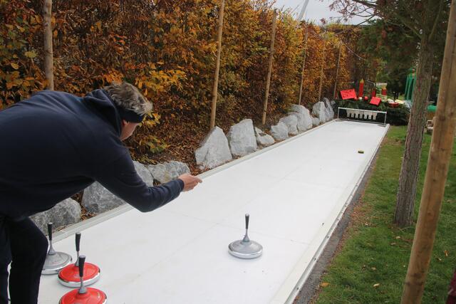 Auch ein Riesenspaß: Eisstockschießen in den Kittenberger Gärten.