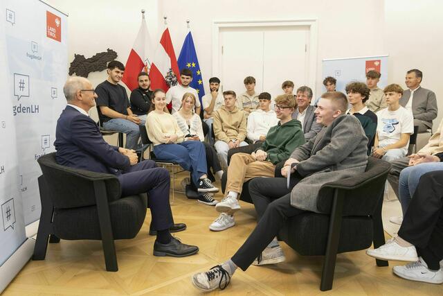 Die Jugendlichen wollten von LH Anton Mattle wissen, ob er es jungen Menschen empfehle, in der Politik tätig zu werden.
 | Foto: Land Tirol/die Fotografen