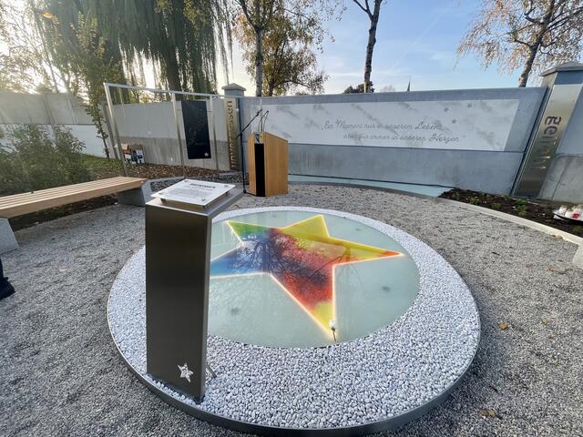 Der leuchtende, bunte Stern in der Mitte des Parks soll ein Symbol für die zu früh verstorbenen Kinder sein, die wie Sterne am Himmel weiterleuchten. | Foto: Sandra Würfl