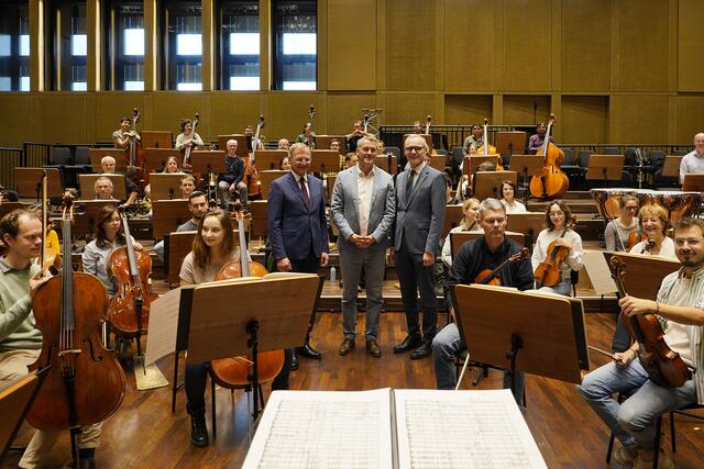 Von links (stehend): Landeshauptmann Thomas Stelzer, Chefdirigent Markus Poschner und OÖ Versicherungs-Generaldirektor Othmar Nagl laden zum "Tag der offenen Tür" beim Bruckner Orchester Linz ein. | Foto: Reinhard Winkler