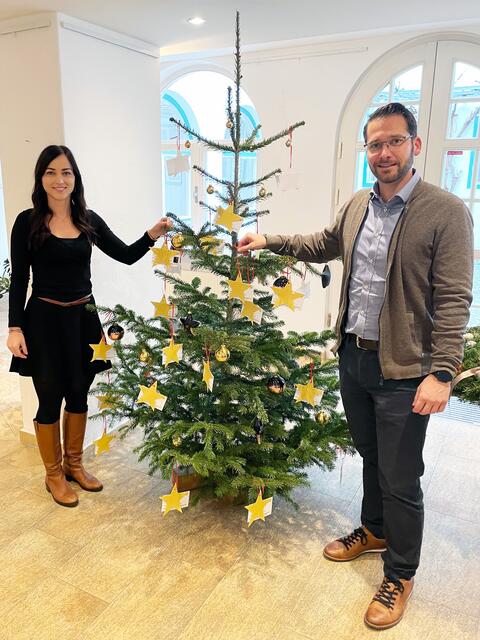 Eva Situk und Bürgermeister Martin Pelzer beim Aufstellen des Weihnachtswunschbaums 2022. | Foto: Marktgemeinde Altmünster