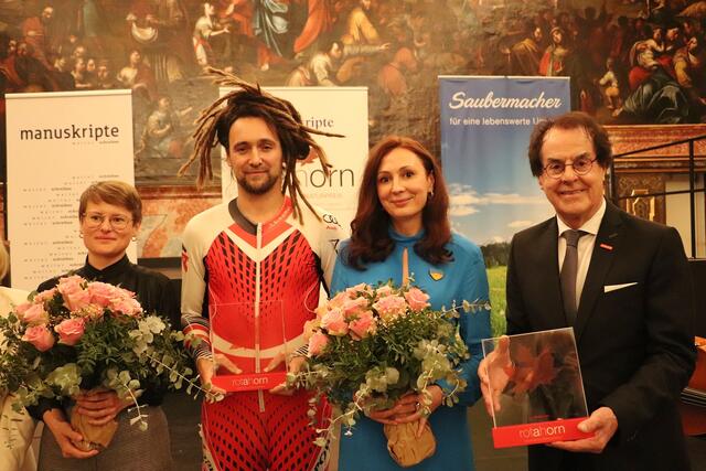 Hans Roth (re) überreichte den Rotahorn-Literaturpreis 2024 im Minoritensaal an Thea Mengeler, Max Höfler und Yuliia Iliukha.  | Foto: Edith Ertl