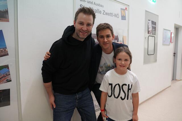 JOSH., Alexander Leutgeb und Valerie Bruckner, die den Künstler persönlich kennenlernen durfte | Foto: Evi Leutgeb