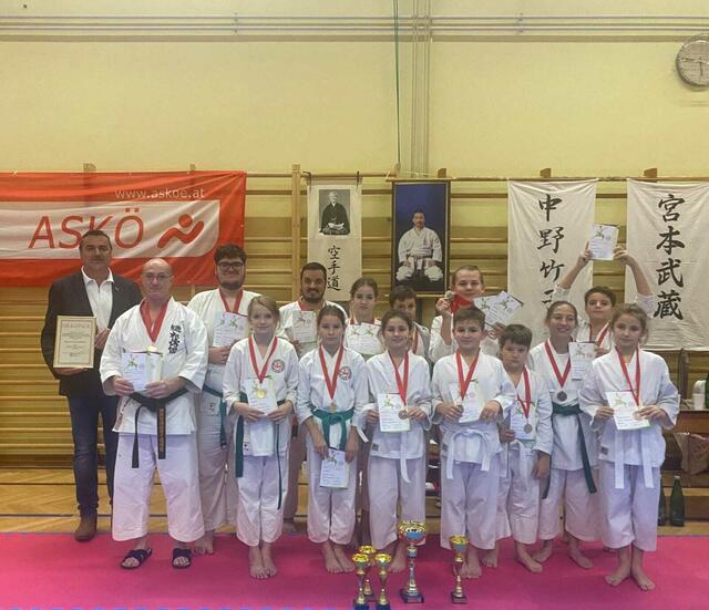 Zehn Medaillen gab es für die Sportlerinnen und Sportler vom ASKÖ Shotokan Karatedo Rechnitz. Bürgermeister Martin Kramelhofer (l.) wurde zum Ehrenmitglied ernannt.  | Foto: Christian Zambach