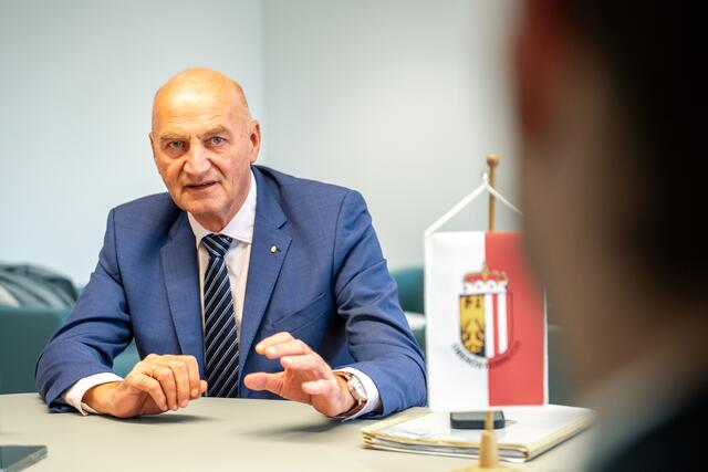 Landesrat Christian Dörfel (63) ist derzeit auch noch Bürgermeister von Steinbach a.d. Steyr – das Bürgermeisteramt wird er 2025 übergeben. | Foto: MeinBezirk/Siegl