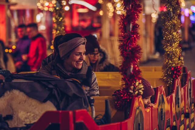 Der Bummelzug dreht seine Runden durch die weihnachtliche Innenstadt. | Foto: Marta Gillner