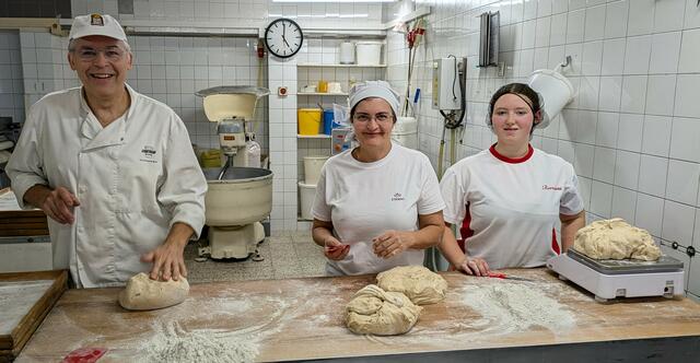 Lange Nacht des Backens: Bäckermeister Günther Feldhofer mit seinen Mitarbeiterinnen Elfriede Offenberger und Viktoria Weidenauer | Foto: Augustin Reichenvater/Wirtschaftskammer Niederösterreich