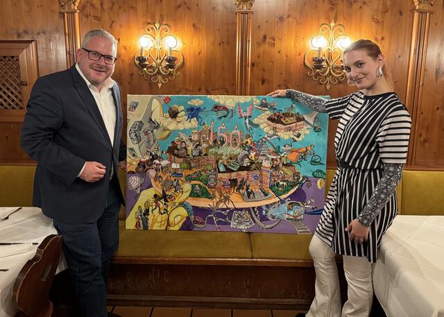 Künstlerin Helka Ivany bei der Übergabe des Gemäldes an Peter Sittler. | Foto: Sittler