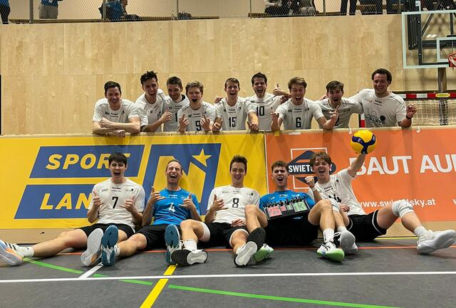 Hintere Reihe (v.l): Andreas Fröhlich, Nico Urban, Sebastian Mantler, Sebastian Fluch, Sebastian Kokes, Hannes Maurer, Jonas Wesp, Matthias Blaimschein und Trainer Markus Oels; vordere Reihe (v.l): Florian Lucic, Christoph Breyer, Michael Pfeiffer, Paul Knoll und Fabian Troyer. | Foto: UNIONvolleys Bisamberg/Hollabrunn