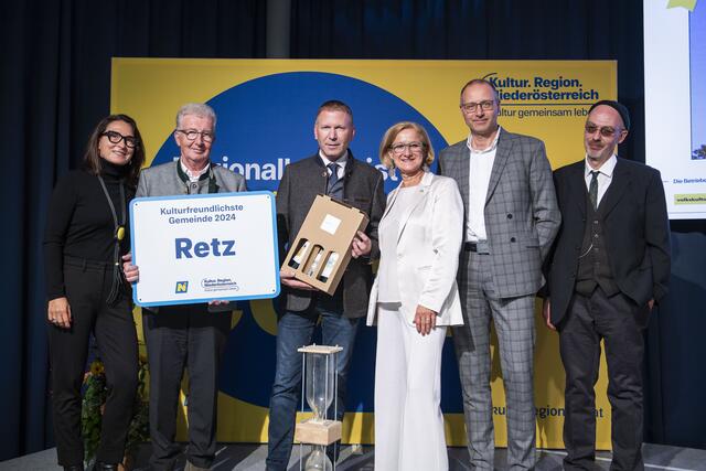 Sonja Soukup, Erwin Kraus, Bgm. Stefan Lang, Landeshauptfrau Johanna Mikl-Leitner, MS-Leiter Gerhard Formann, Festivalintendant Christian Baier | Foto: Daniela Matejschek
