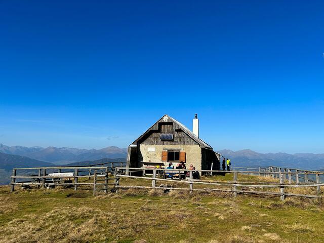 Die Bernhard Fest-Selbsrversorgerhütte auf 1.980 m.