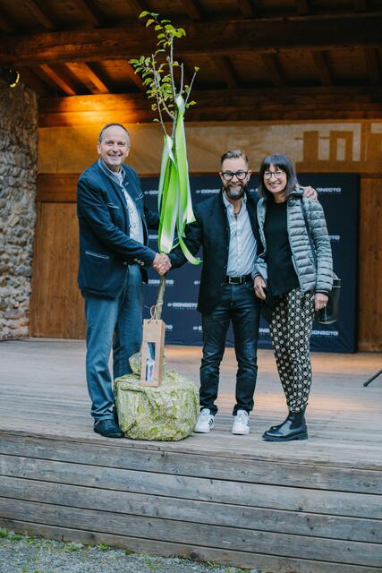 Ein junger Baum wurde zum Jubiläum überreicht. | Foto: Alexandra Pirchner - Hoamatstoez Photography