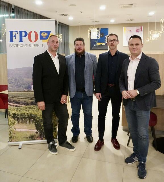 FPÖ-Bezirksobmann Andreas Bors (rechts) präsentiert das neue FPÖ-Team für Würmla: Michael Schärmann, Andreas Grill und Peter Mattasits. | Foto: FPÖ NÖ