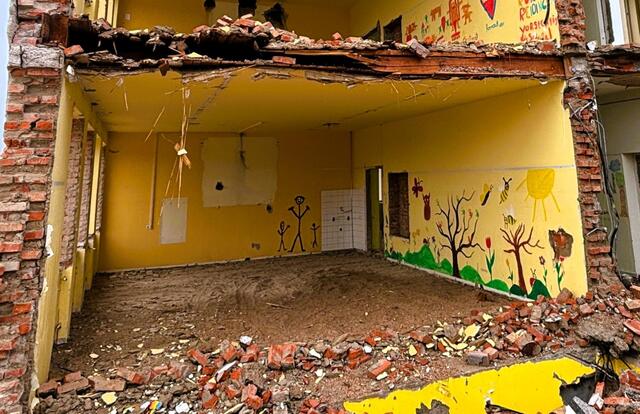 Noch sind sie zu sehen, die Zeichnungen und Malereien mit denen sich die Kinder zum Abschied an den Wänden der alten Schule noch „verewigten.“  | Foto: Gruber