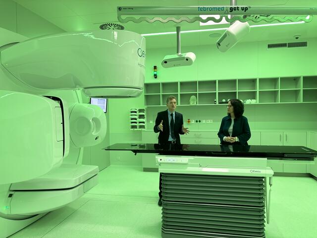 Falk Röder, Institutsvorstand der Universitätsklinik für Radiotherapie und Radio-Onkologie im neuen Behandlungsraum neben dem Linearbeschleuniger mit Gesundheitslandesrätin Daniela Gutschi. | Foto: Carmen Kurcz