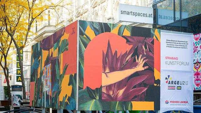 Die Baustelle für die U2-Verlängerung ziert seit Kurzem ein buntes Kunstwerk.  | Foto: Strabag