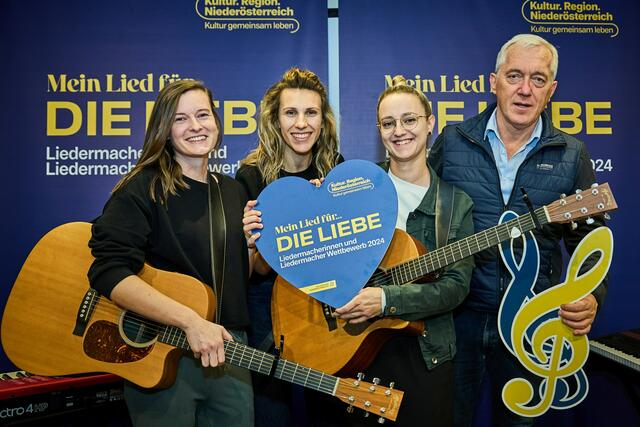 Duo "karonie" ist bereit fürs Finale: Karoline Buchegger (l.) und Stefanie Appenauer (2.v.r.) mit Magdalena Kanev und Martin Lammerhuber von der Kultur.Region.Niederösterreich | Foto: Franz Gleiß