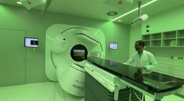 Mit der Inbetriebnahme des neuen Geräts ab dem morgigen Dienstag, den 5. Oktober, können mit den anderen vier bestehenden Geräten täglich bis zu 200 Patientinnen und Patienten behandelt werden. | Foto: Carmen Kurcz