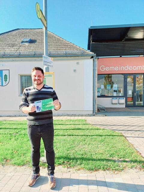 Bürgermeister Thomas Niklos mit dem VOR- Schupperticket. | Foto: Thomas Niklos